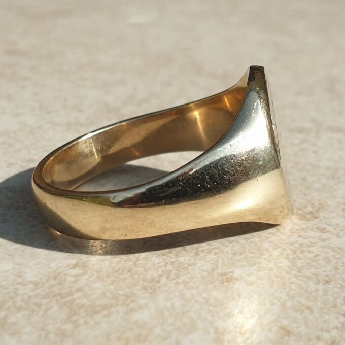 Oval Part Engraved Signet Ring in 9ct Gold.