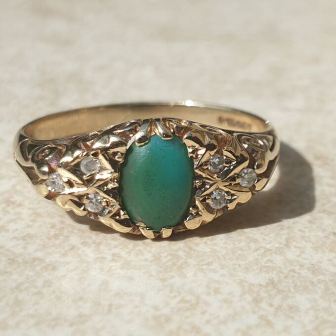 Chrysoprase and Diamond Ring I  9ct Gold, a UK N or a US 7