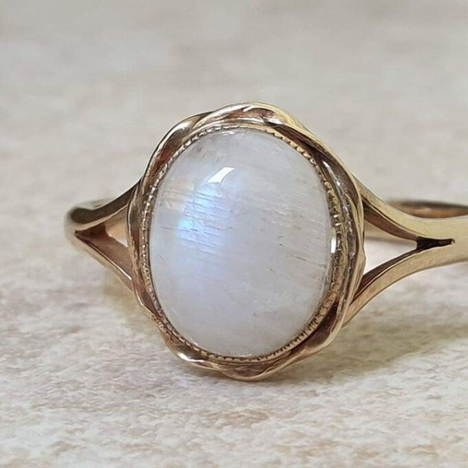 Oval Moonstone Ring in 9ct Gold, a UK O 1/2 or a US 8