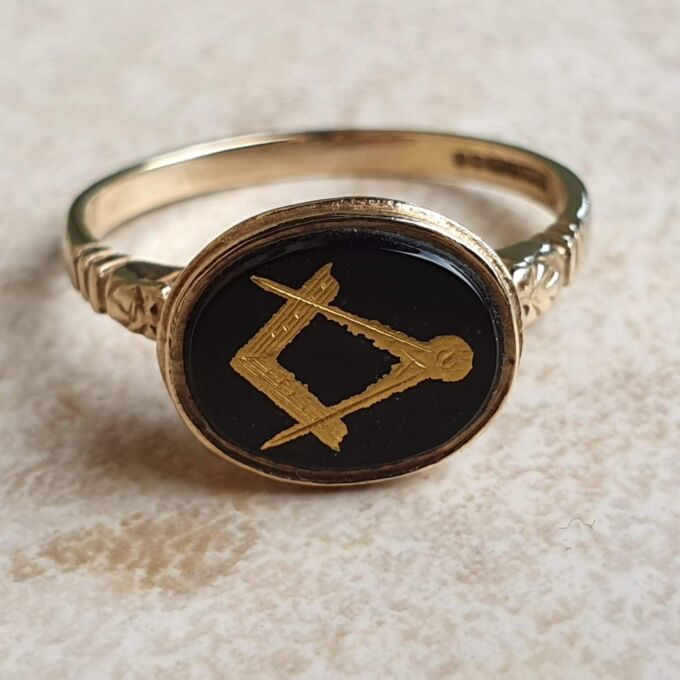Masonic Ring in Onyx and 9ct Gold, a UK M 1/2 or a US 6 3/4