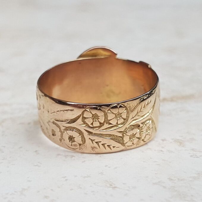 Beautiful Ornate Buckle Ring in 9ct Gold, a UK O 1/2 or a US 7 1/2.