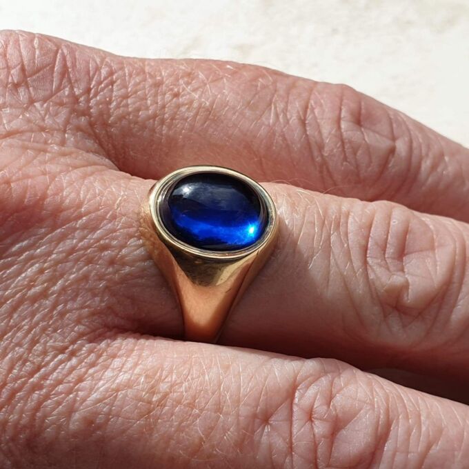 Synthetic Sapphire Cabochon Signet Ring in 9ct Gold, a UK P 1/2 or a US 8.