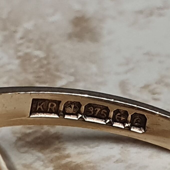 Garnet Cluster Ring in 9ct Gold, a UK K 1/2 or a US 5 1/2