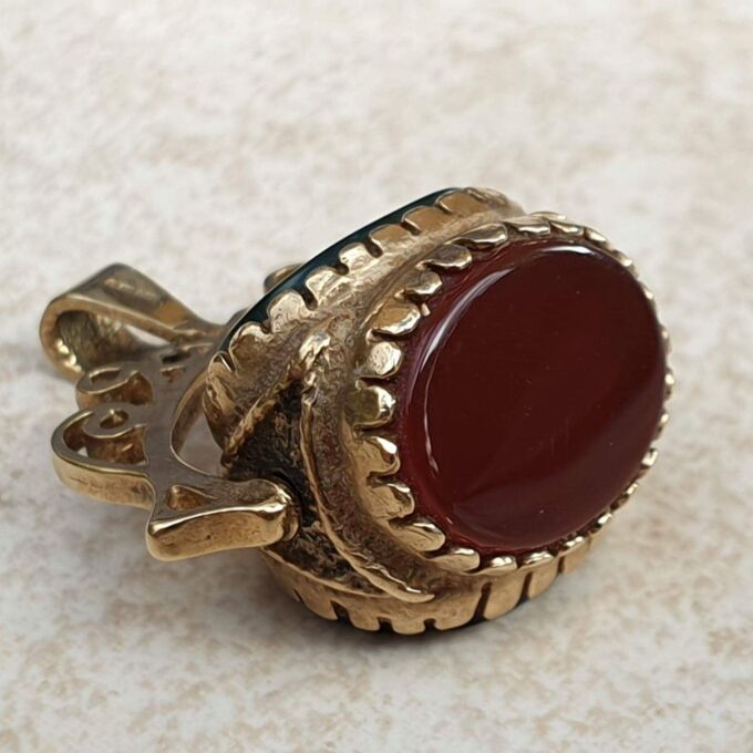 Three Stone Spinner Fob in 9ct Gold.