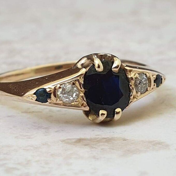 Vintage Sapphire and Diamond Ring in 18ct Gold, a UK L 1/2 or a US 6 1/4