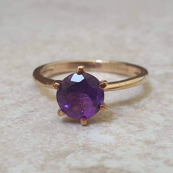 Amethyst Solitaire Ring in 9ct Gold.