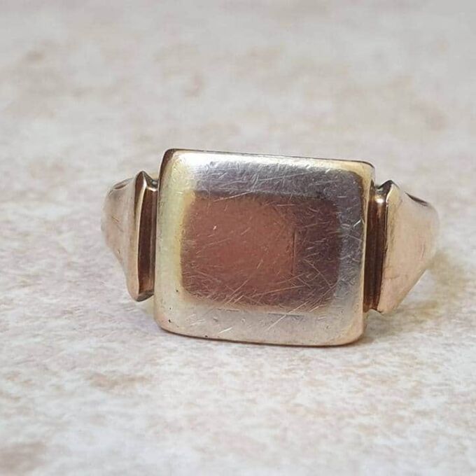 Two Tone Signet Ring in 9ct Gold, a UK Q 1/2 or a US 8 1/2