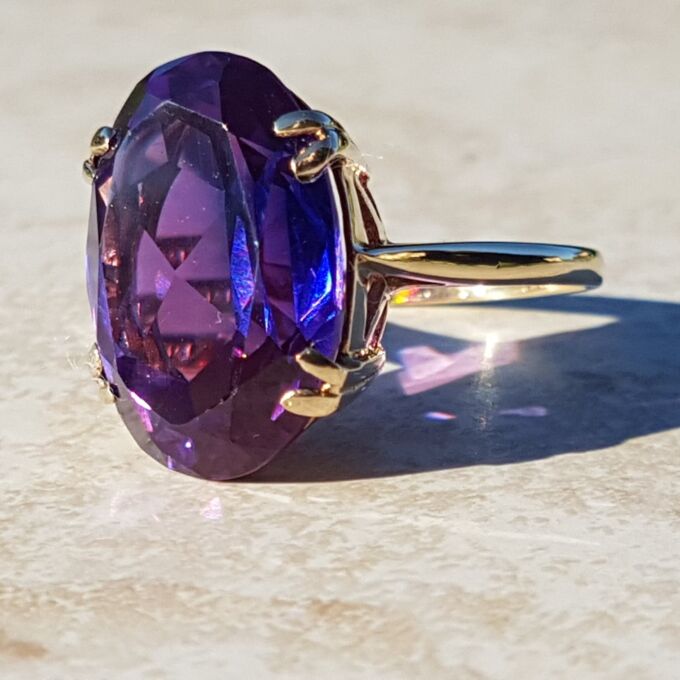 Huge Synthetic Colour Change Sapphire Ring in 9ct Gold, a UK N 1/2 or US 7 1/4.