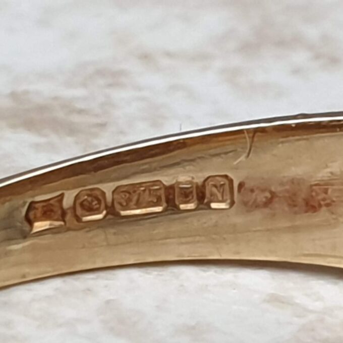 Flower Buckle Ring in 9ct Gold, a UK J 1/2 or a US 5 1/4