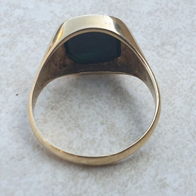 Bloodstone Signet Ring in 9ct Gold, a UK S 1/2 or a US 9 1/2