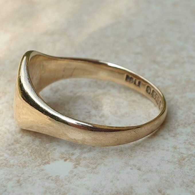 Classic Plain Signet Ring in 9ct Gold, a UK S or a a US 9 1/4