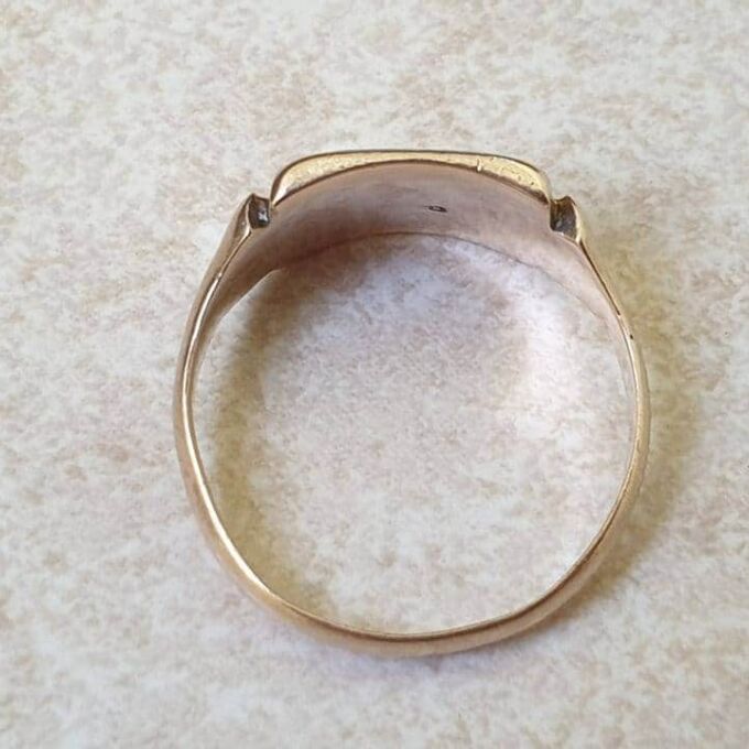 Two Tone Signet Ring in 9ct Gold, a UK Q 1/2 or a US 8 1/2