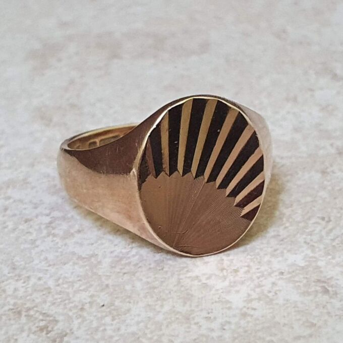 Oval Sunray Signet Ring in 9ct gold, a UK O or a US 7 1/4