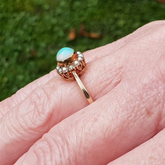 Stunning Opal and Split Pearl Halo Ring in 9ct Gold, a UK L 1/2 or a US 6 1/4.