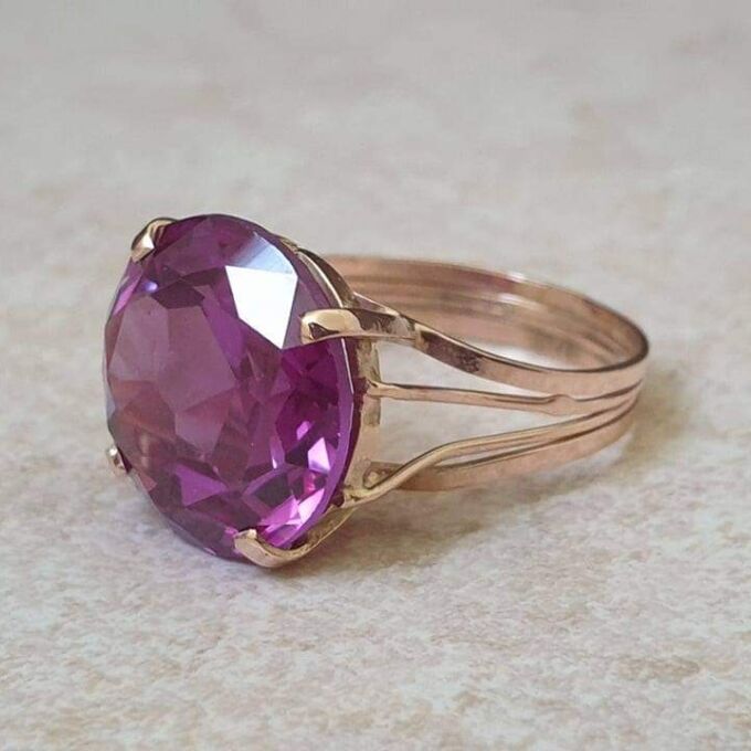 Colour Change Synthetic Sapphire Ring in 12ct Gold.