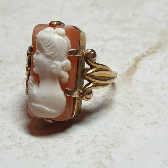 Huge Cameo Ring in 9ct Gold, a UK J or a US 5