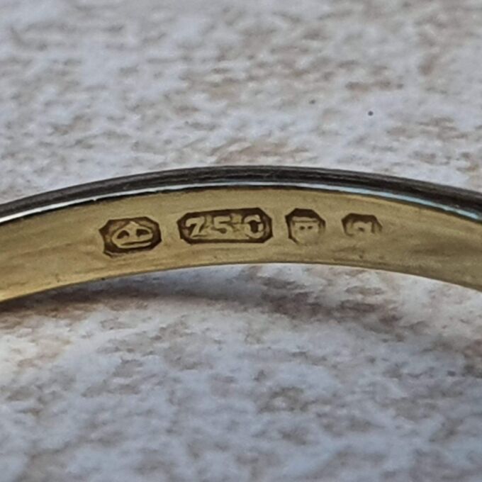 Purple Sapphire and Diamond Ring in 18ct Gold, a UK M 1/2 or a US 6 1/2.