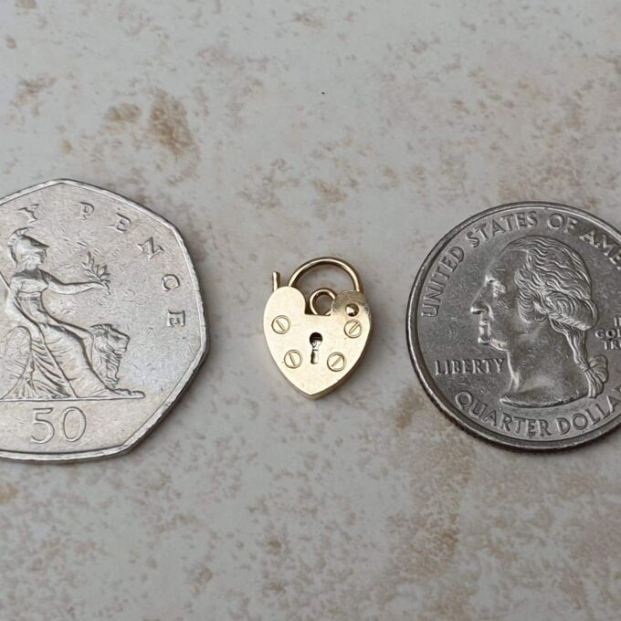 Simple Small Heart Padlock in 9ct Gold.