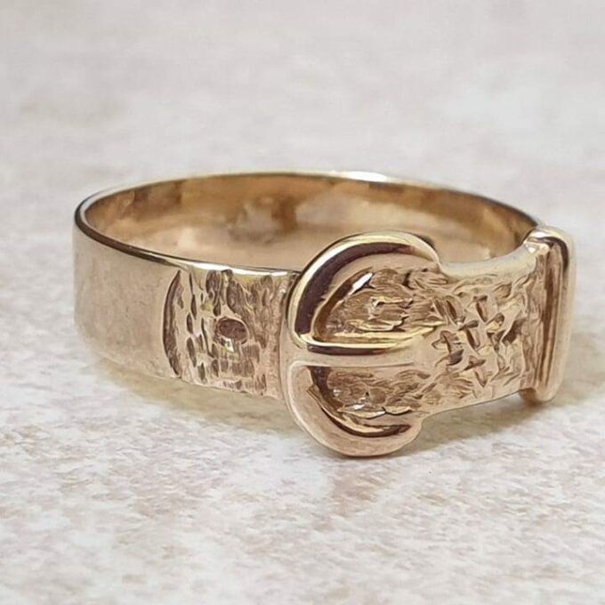 Simple Buckle Ring in 9ct Gold, a UK Q or a US 8 1/2