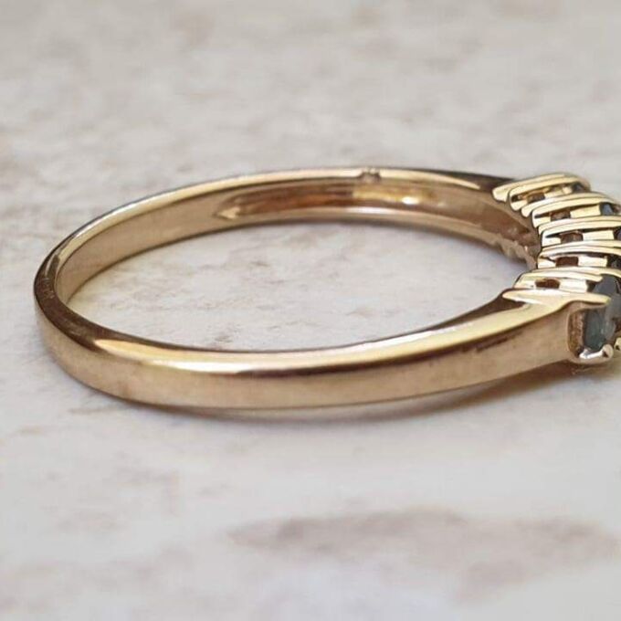 Five Stone Alexandrite Colour Change Ring in 9ct Gold, a UK L 1/2 or a US 6 1/4.