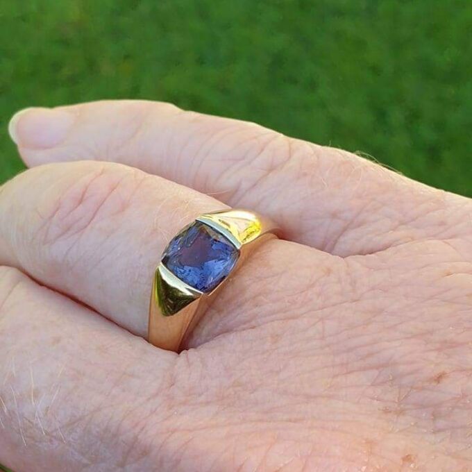 Amethyst Ring in 9ct Gold.