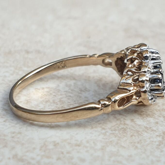 Three Stone Sapphire Ring in 9ct Gold, a UK K or a US 5 1/2