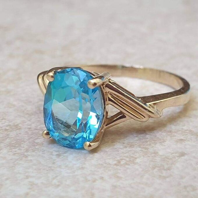 Oval Swiss Blue Topaz Ring in 10K Gold.