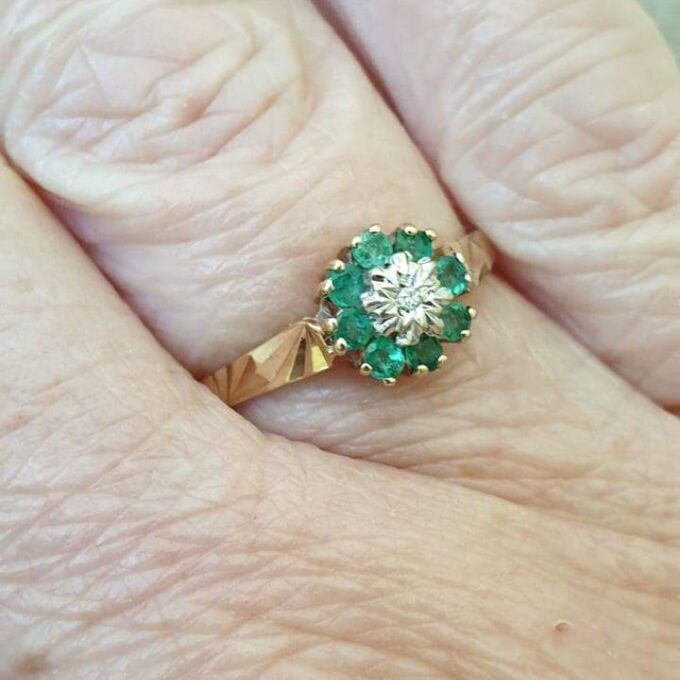 Agate and Diamond Cluster Ring in 9ct Gold, a UK N 1/2 or a US 7 1/4