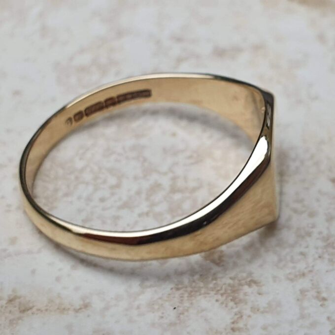 Simple Squared Signet Ring in 9ct Gold, a UK O or a US 7 1/2