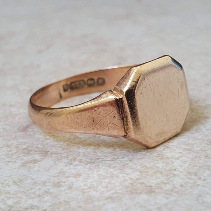 Plain Signet ring in 9ct Gold.