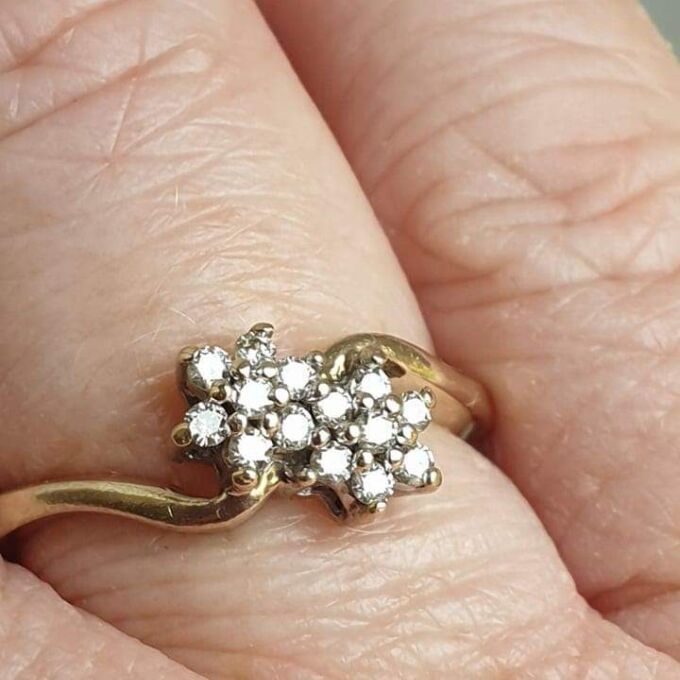 Diamond Twin Daisy Crossover Ring in 9ct Gold, a UK M or a US 6 1/4