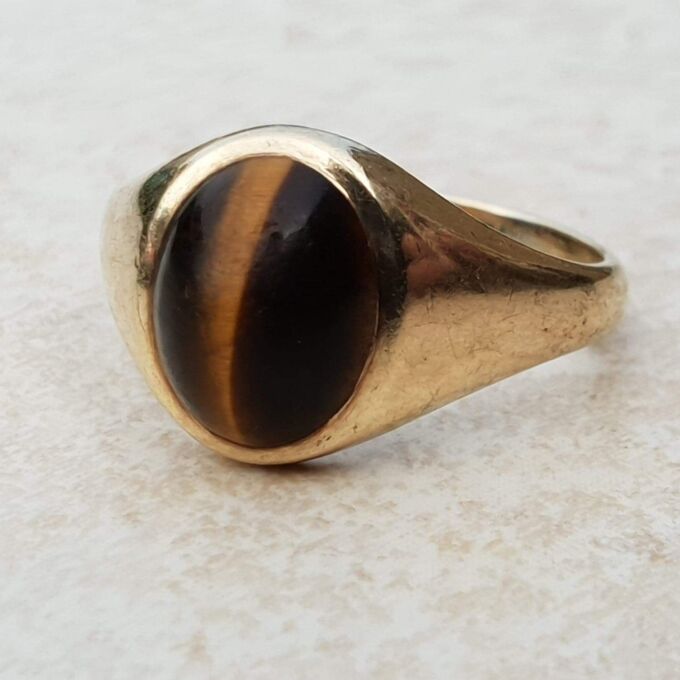 Tigers Eye Signet Ring in 9ct Gold, a UK N 1/2 or a US 7 1/4.