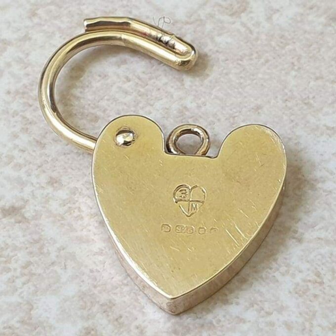 Zig Zag Engraved Heart Padlock in 9ct Gold