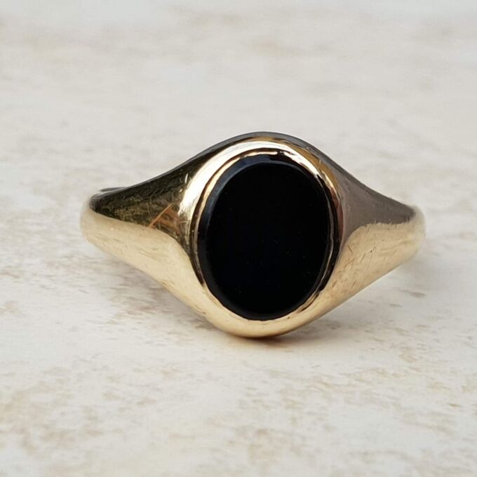 Super Onyx Signet Ring in 9ct Gold, a UK K 1/2 or a US 5 3/4.
