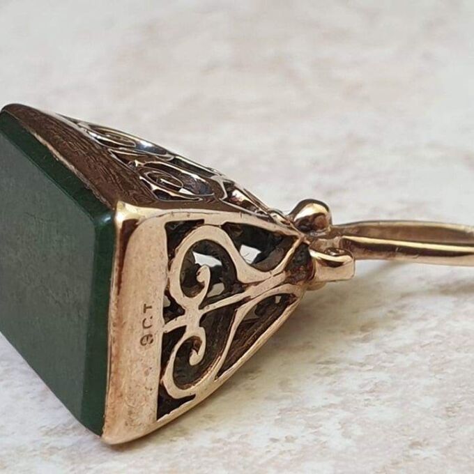 Bloodstone Fixed Fob Pendant in 9ct Gold.