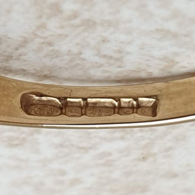 Amethyst and Opal Five Stone Ring in 9ct Gold, a UK O 1/2 or a US 7 1/2.