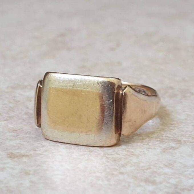 Two Tone Signet Ring in 9ct Gold, a UK Q 1/2 or a US 8 1/2