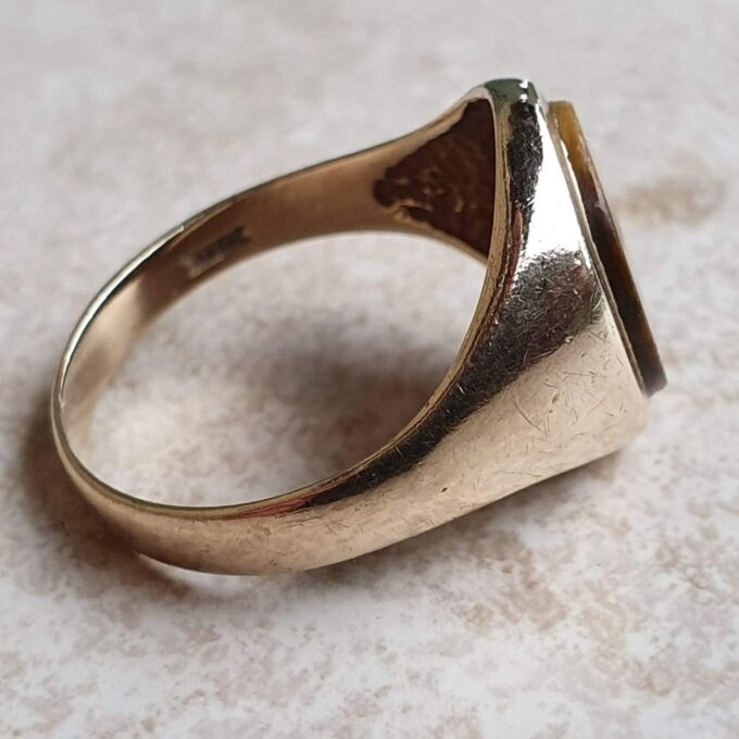 Tigers Eye Signet Ring in 9ct Gold, a UK P 1/2 or a US 8