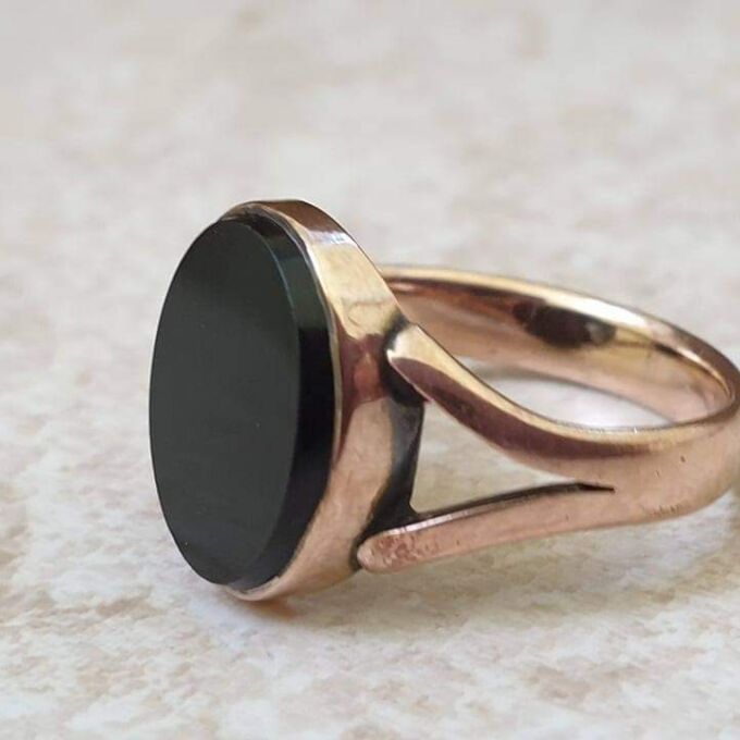 Onyx Solitaire Ring in 9ct Gold, a UK G or a US 3 1/2