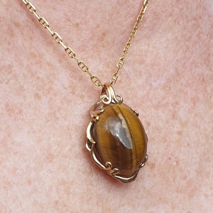 Striking Tigers Eye Pendant in 9ct Gold.