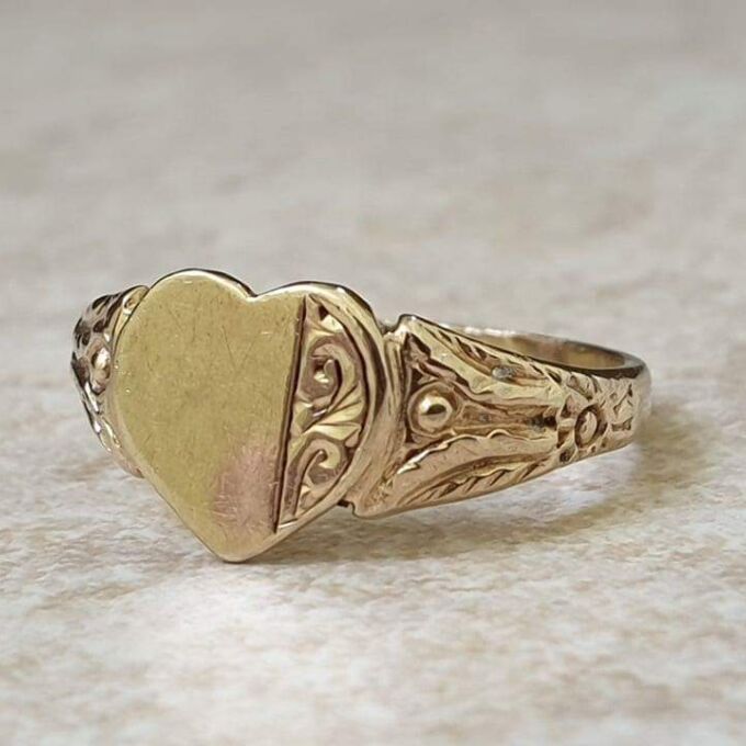 Ornate Part Engraved Heart Signet in 9ct Gold, a UK J or a US 5