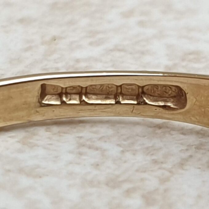 Amethyst and Opal Five Stone Ring in 9ct Gold, a UK O 1/2 or a US 7 1/2.