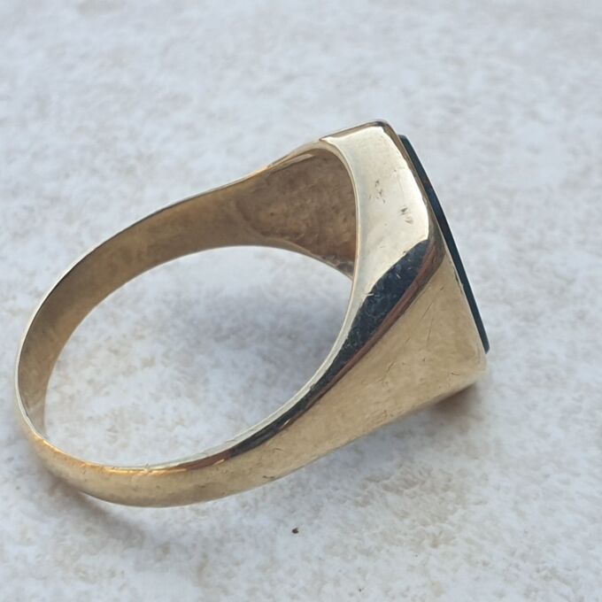 Bloodstone Signet Ring in 9ct Gold, a UK S 1/2 or a US 9 1/2