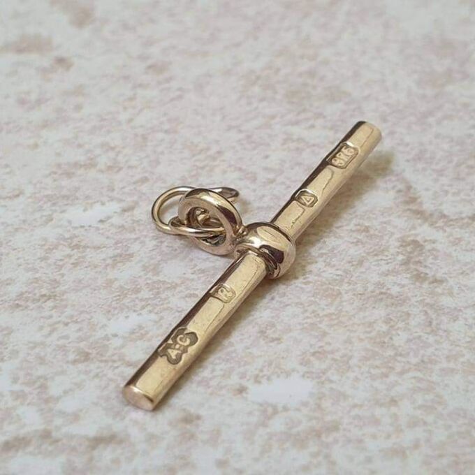 Feature Hallmark T Bar in 9ct Gold