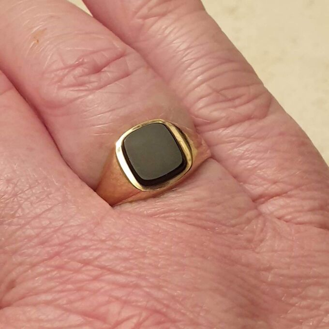 Squared Onyx Signet Ring in 9ct Gold, a UK J 1/2 or a US 5 1/4