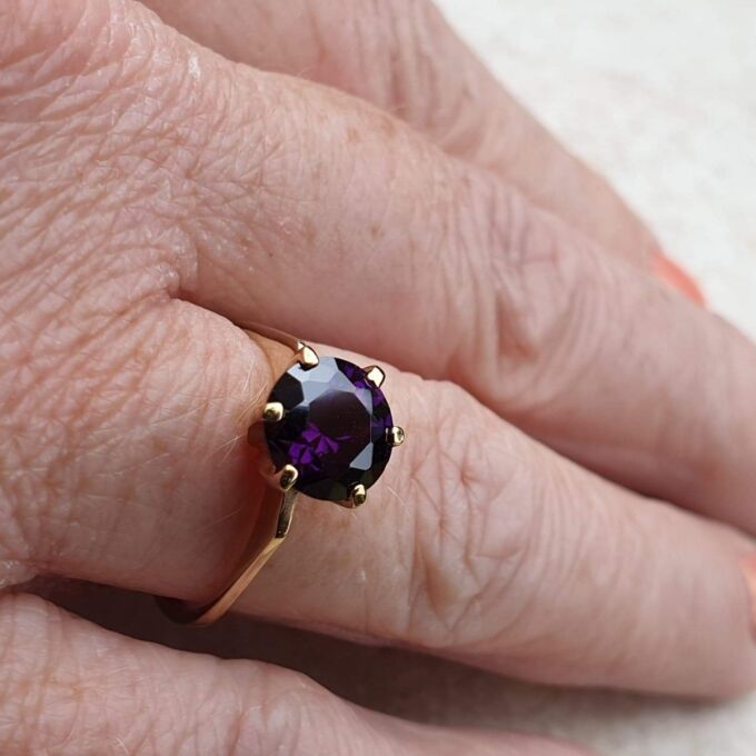 Sale – Fabulous Violet Paste Solitaire 9ct Gold Ring, a UK N 1/2 or a US 7 1/4.