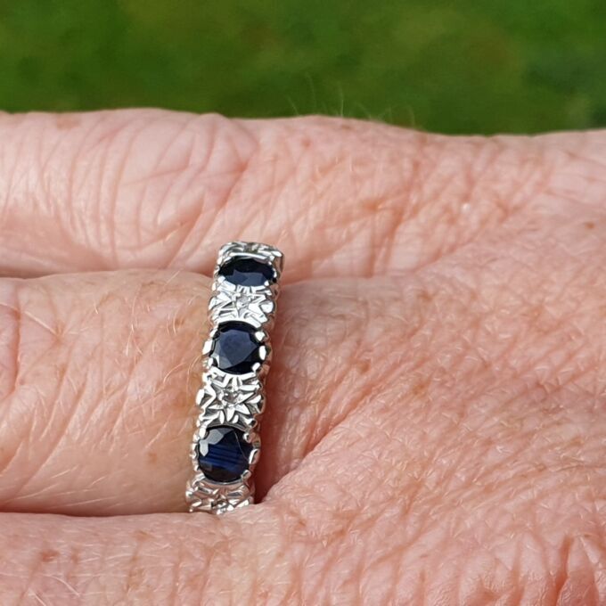 Sapphire and Diamond Ring in 9ct Gold, a UK K 1/2 or a US 5 3/4