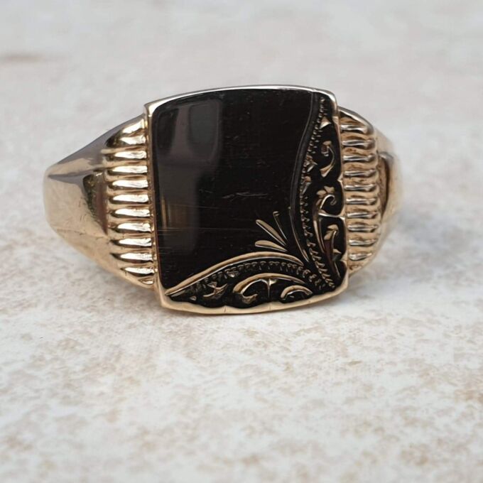 Part Engraved Signet Ring in 9ct Gold,  a UK S or a US 9.