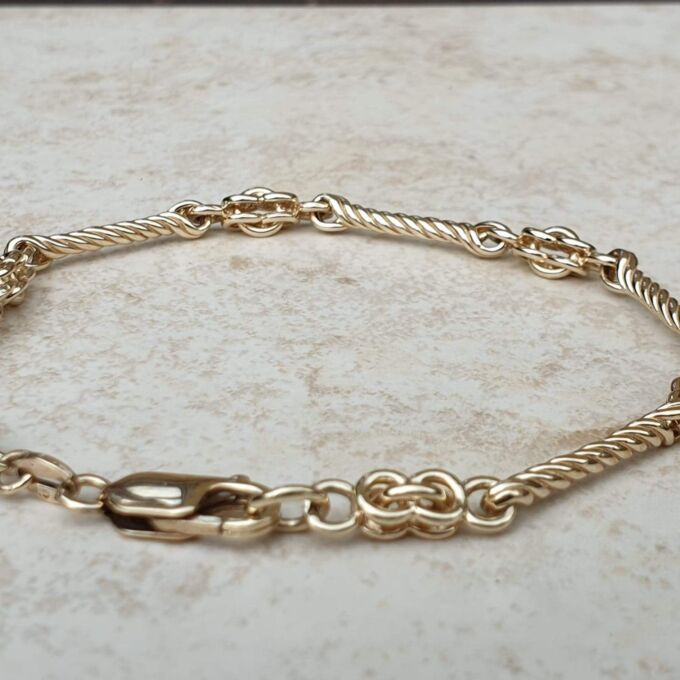 Fancy Twist Bar Bracelet in 9ct Gold,  7 3/4 inches.