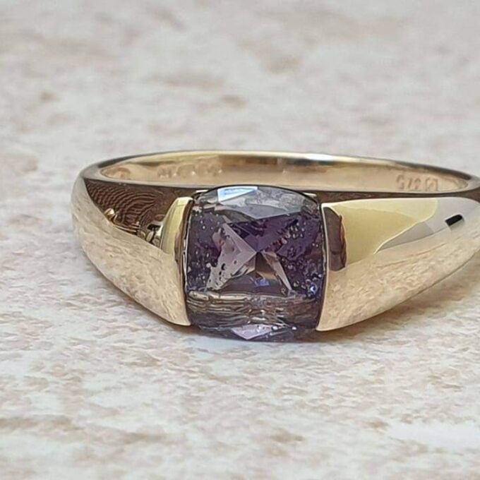 Amethyst Ring in 9ct Gold.